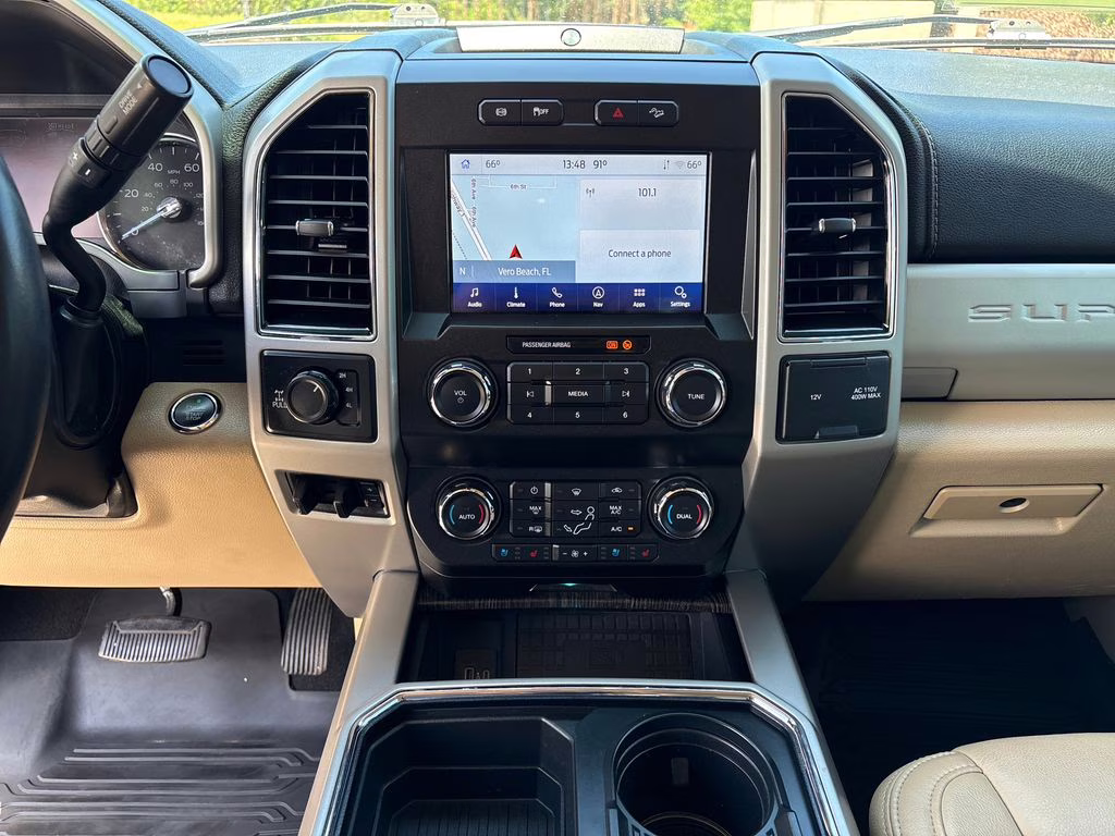 2021 White Metallic Ford Super Duty F-350 SRW Lariat 4X4 Truck