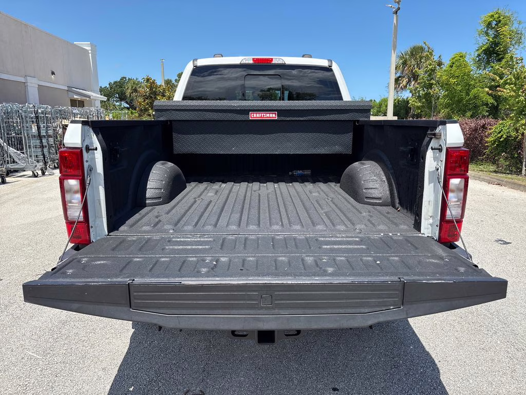 2021 White Metallic Ford Super Duty F-350 SRW Lariat 4X4 Truck