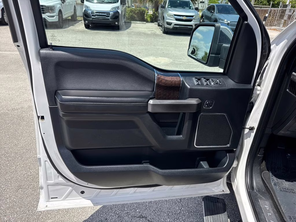 2015 White Platinum Metallic Tri-Coat Ford F-150 Platinum 4X4 Truck