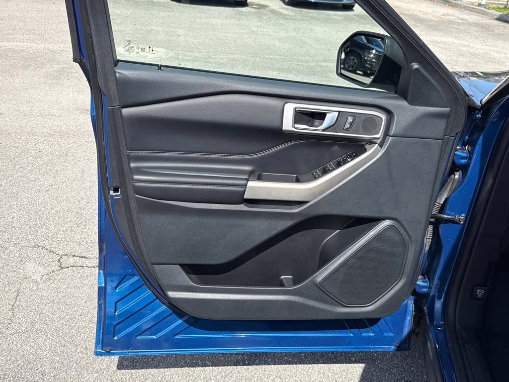 2022 Atlas Blue Metallic Ford Explorer XLT 4X4 SUV