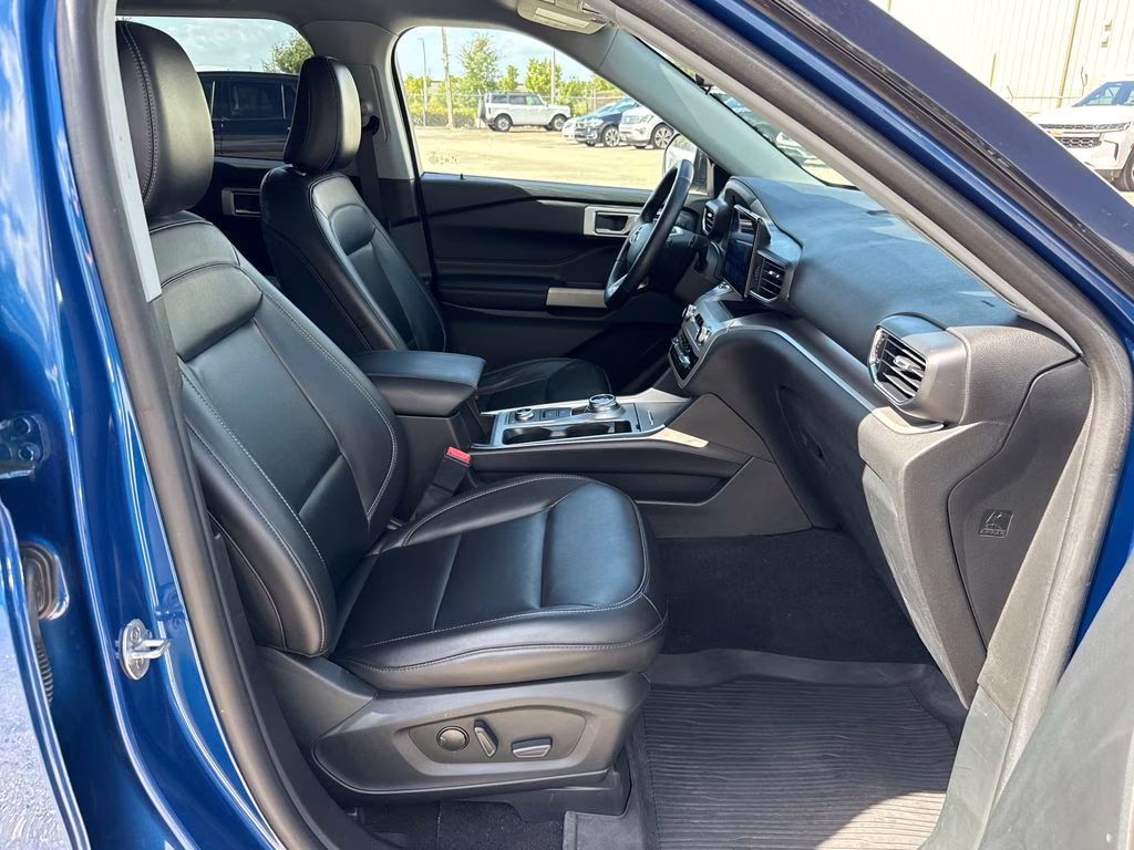 2022 Atlas Blue Metallic Ford Explorer XLT 4X4 SUV