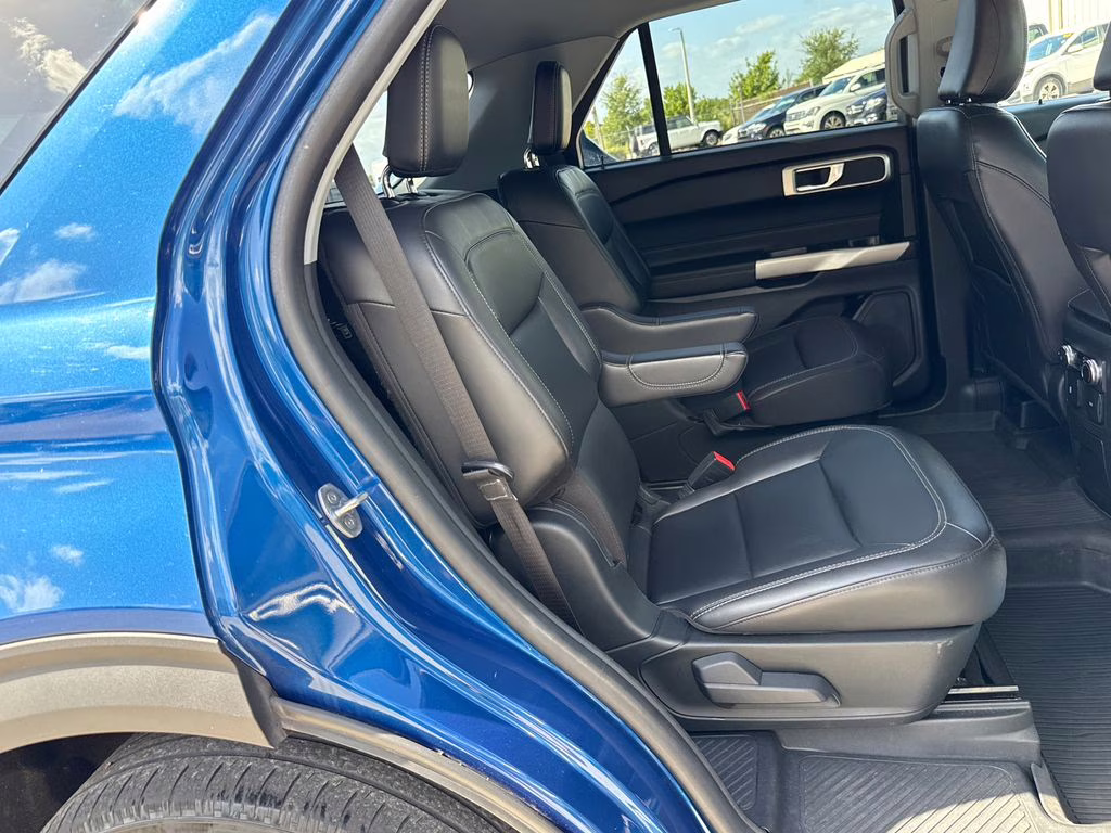 2022 Atlas Blue Metallic Ford Explorer XLT 4X4 SUV