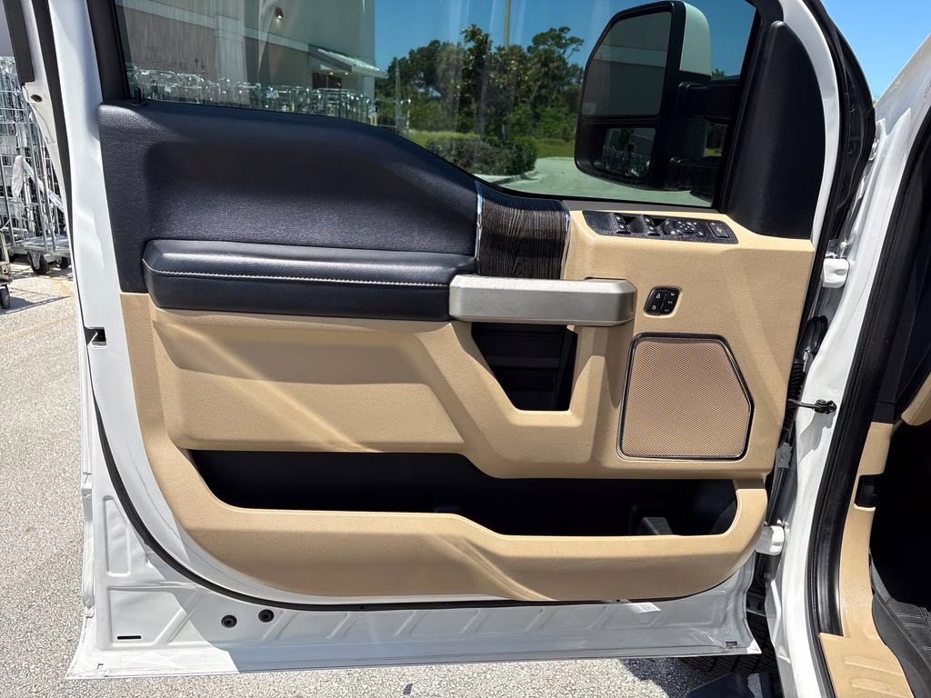 2021 White Metallic Ford Super Duty F-350 SRW Lariat 4X4 Truck