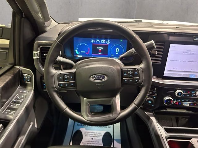 2025 Oxford White Ford Super Duty F-350 DRW Lariat 4X4 Truck