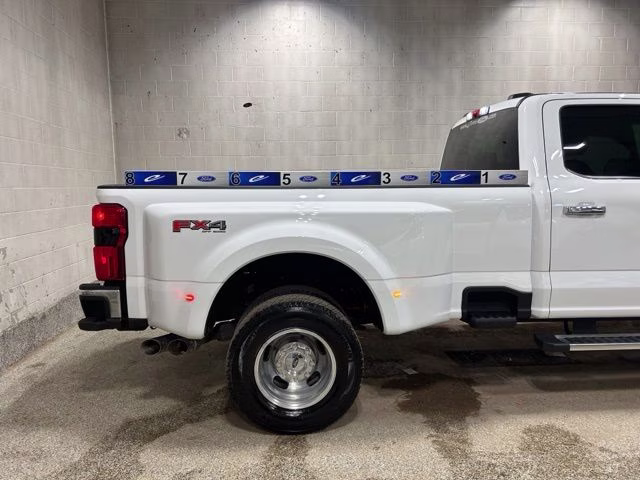 2025 Oxford White Ford Super Duty F-350 DRW Lariat 4X4 Truck