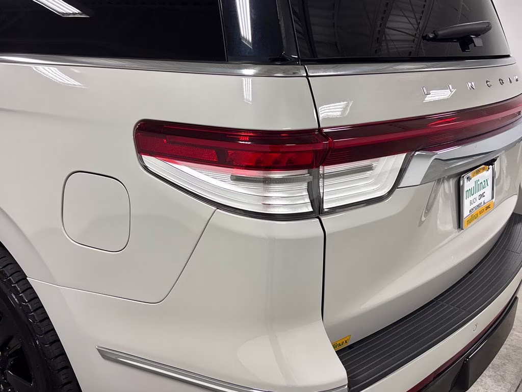 2022 Pearl Metallic Lincoln Navigator Reserve 4X4 SUV