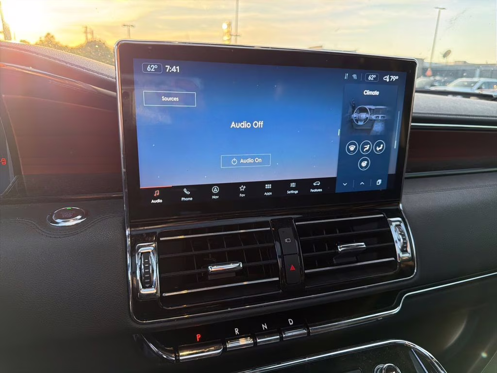 2022 Pearl Metallic Lincoln Navigator Reserve 4X4 SUV