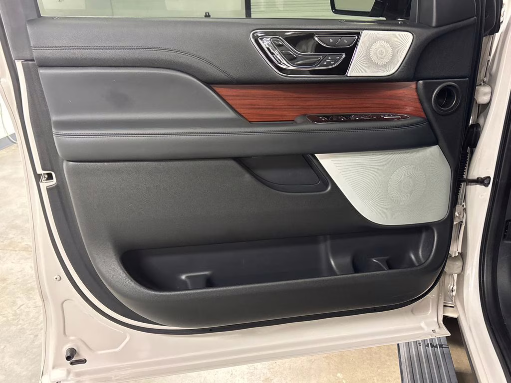2022 Pearl Metallic Lincoln Navigator Reserve 4X4 SUV