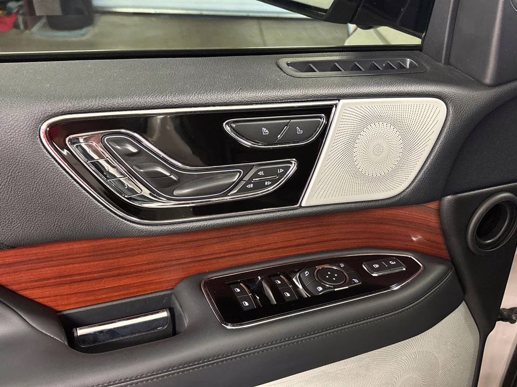 2022 Pearl Metallic Lincoln Navigator Reserve 4X4 SUV
