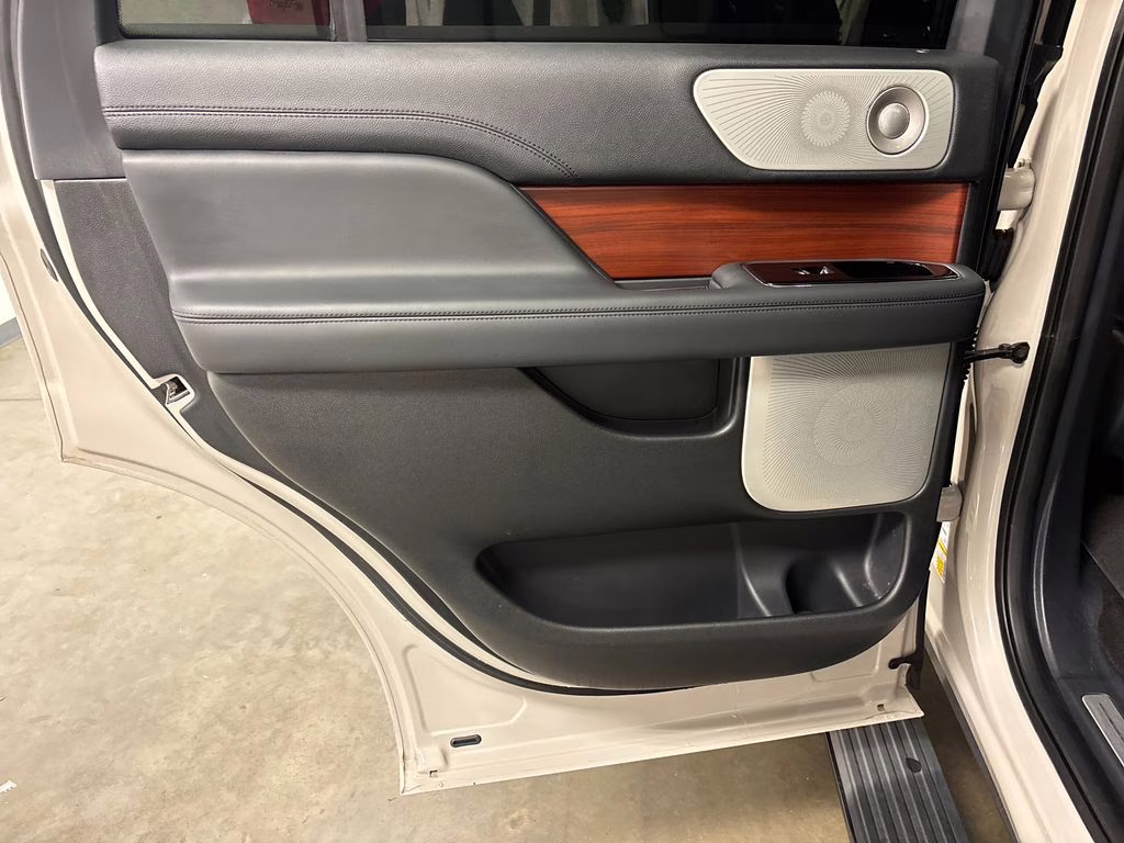 2022 Pearl Metallic Lincoln Navigator Reserve 4X4 SUV