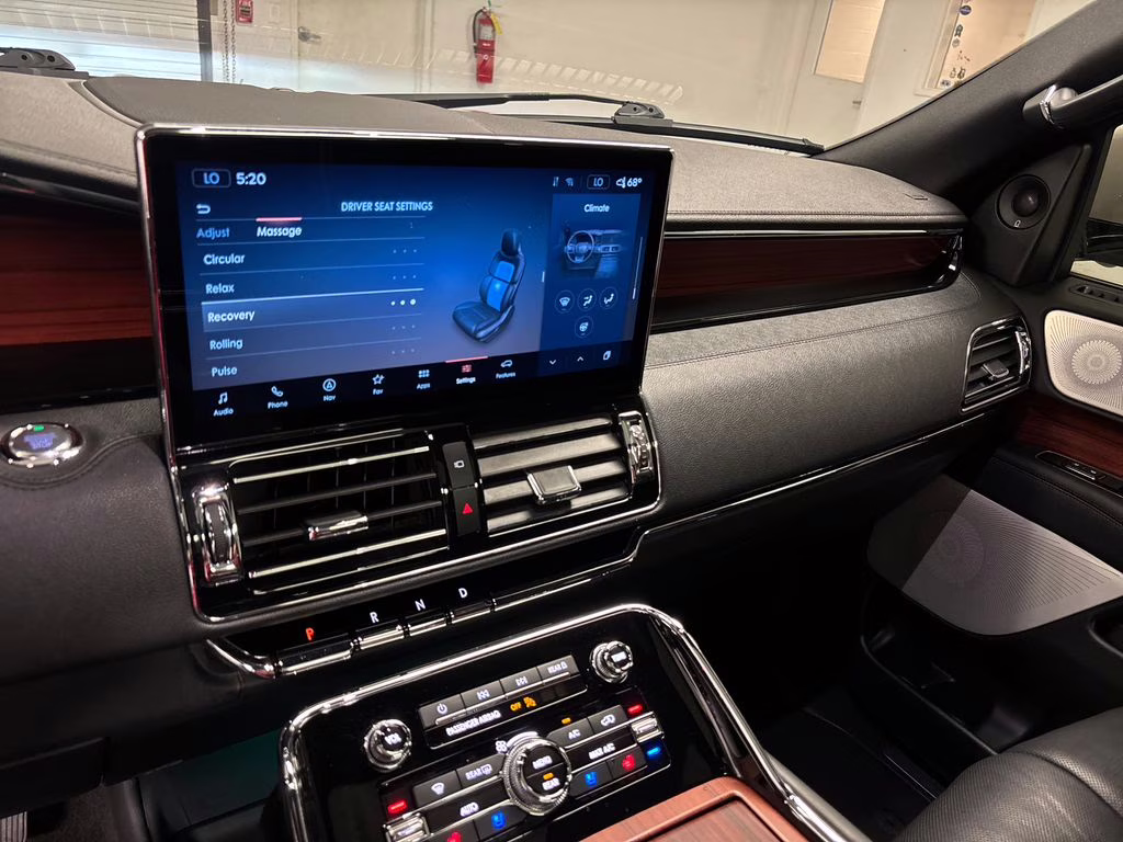 2022 Pearl Metallic Lincoln Navigator Reserve 4X4 SUV