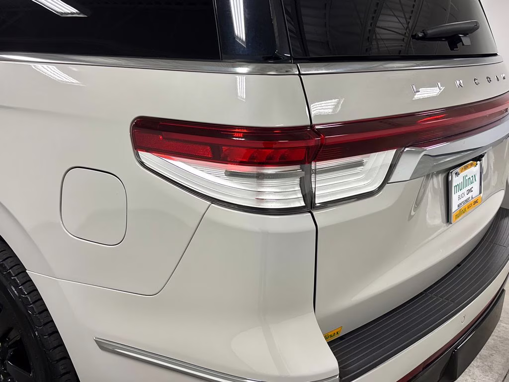 2022 Pearl Metallic Lincoln Navigator Reserve 4X4 SUV