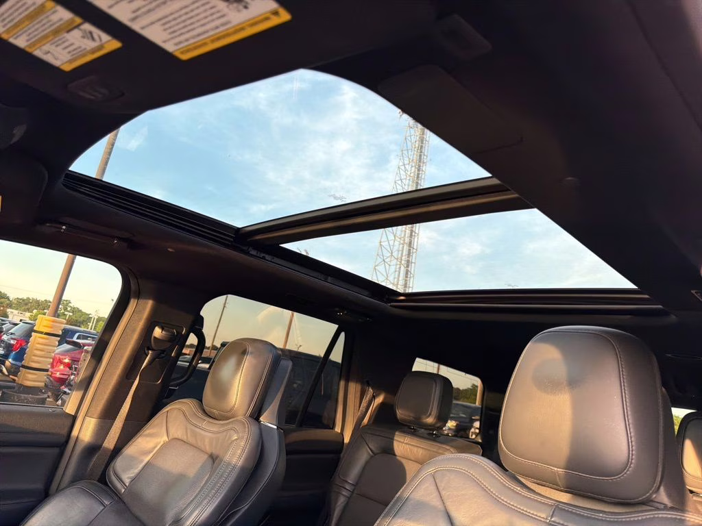 2022 Pearl Metallic Lincoln Navigator Reserve 4X4 SUV