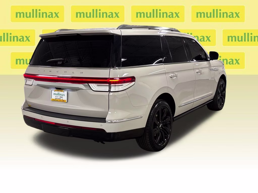 2022 Pearl Metallic Lincoln Navigator Reserve 4X4 SUV