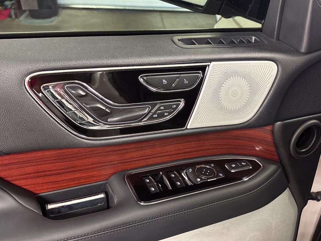2022 Pearl Metallic Lincoln Navigator Reserve 4X4 SUV