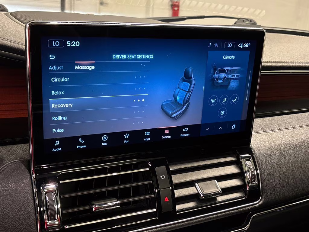 2022 Pearl Metallic Lincoln Navigator Reserve 4X4 SUV