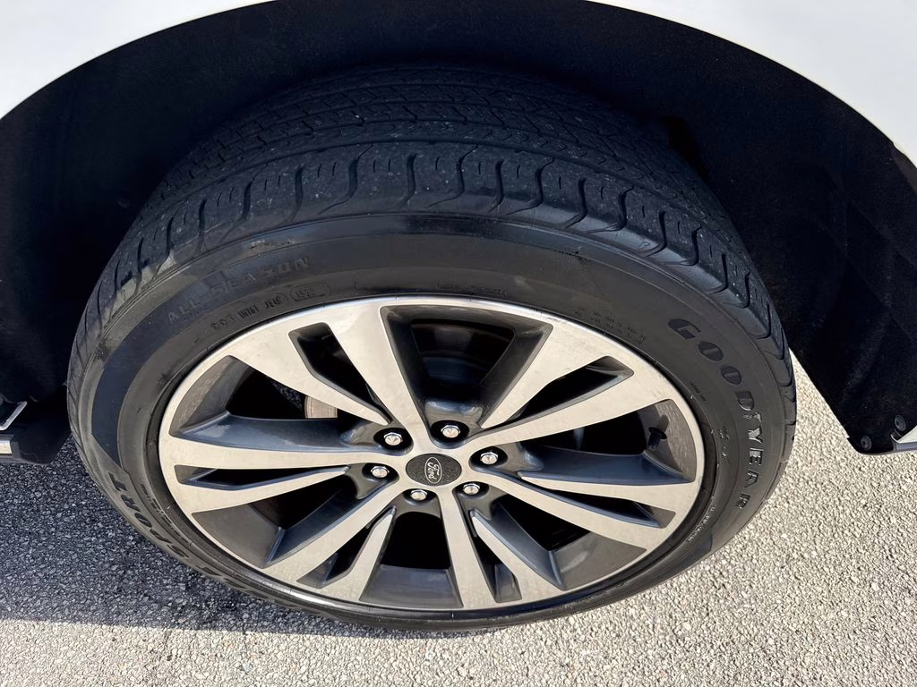 2021 Star White Metallic Tri-Coat Ford Expedition Max Limited RWD SUV