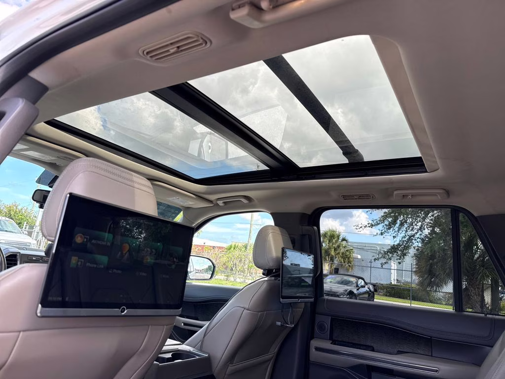 2021 Star White Metallic Tri-Coat Ford Expedition Max Limited RWD SUV