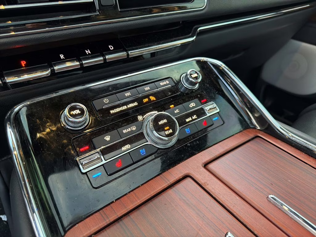 2022 Pearl Metallic Lincoln Navigator Reserve 4X4 SUV