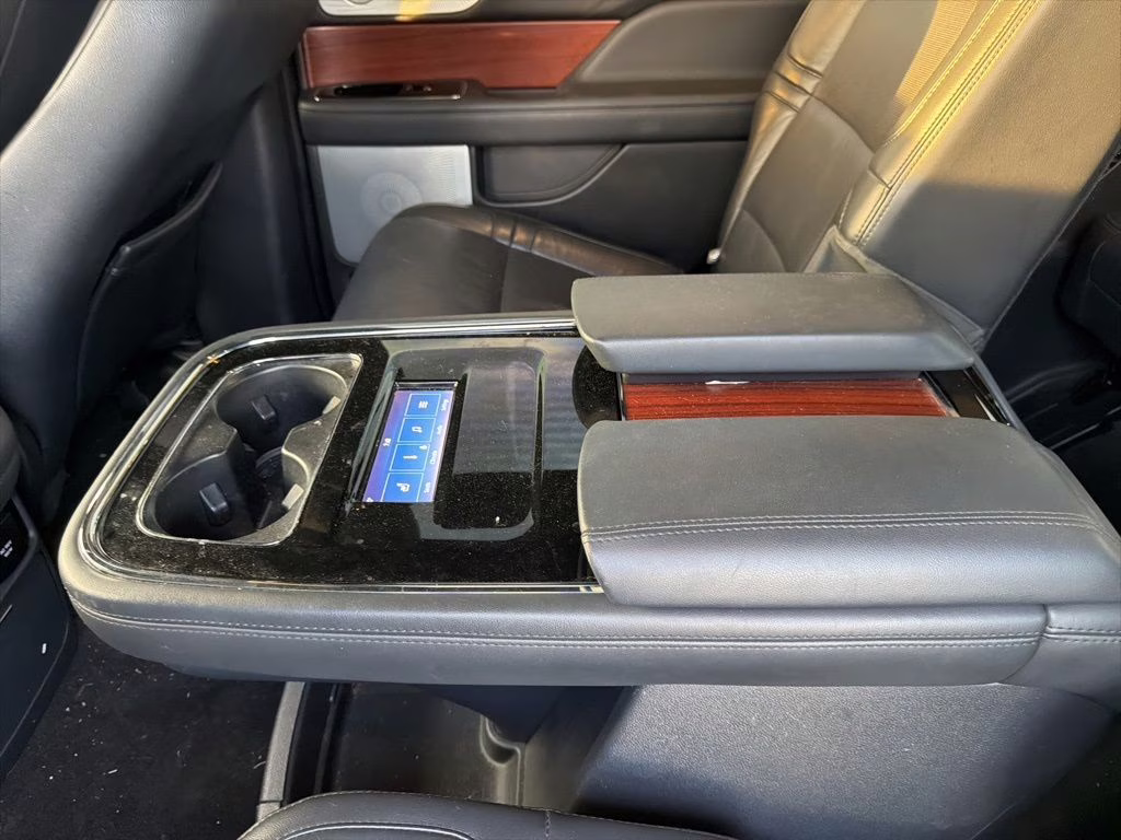 2022 Pearl Metallic Lincoln Navigator Reserve 4X4 SUV