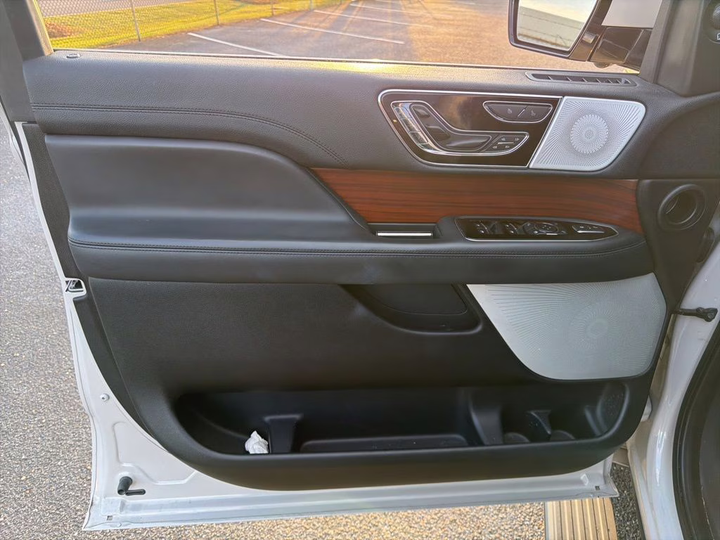 2022 Pearl Metallic Lincoln Navigator Reserve 4X4 SUV