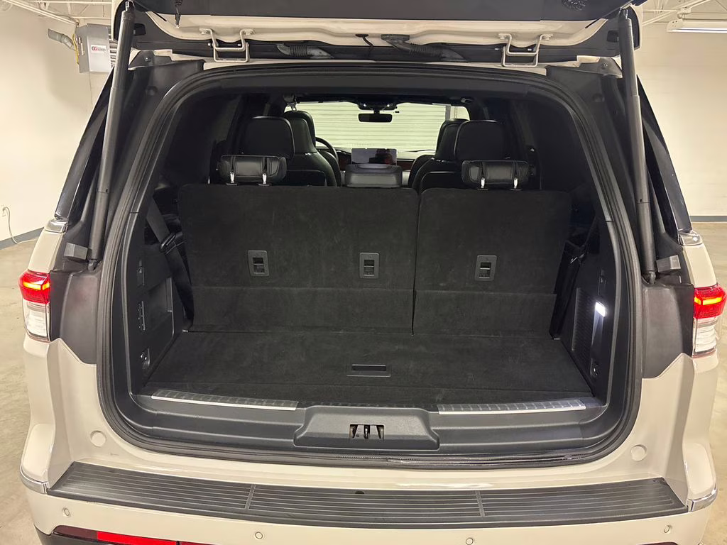 2022 Pearl Metallic Lincoln Navigator Reserve 4X4 SUV