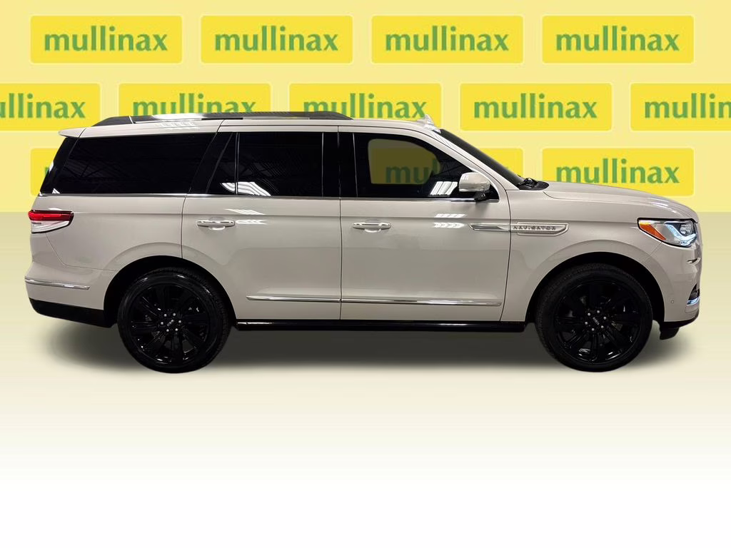 2022 Pearl Metallic Lincoln Navigator Reserve 4X4 SUV