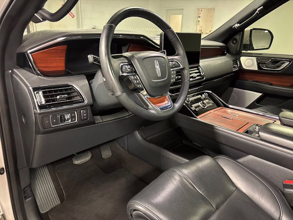 2022 Pearl Metallic Lincoln Navigator Reserve 4X4 SUV