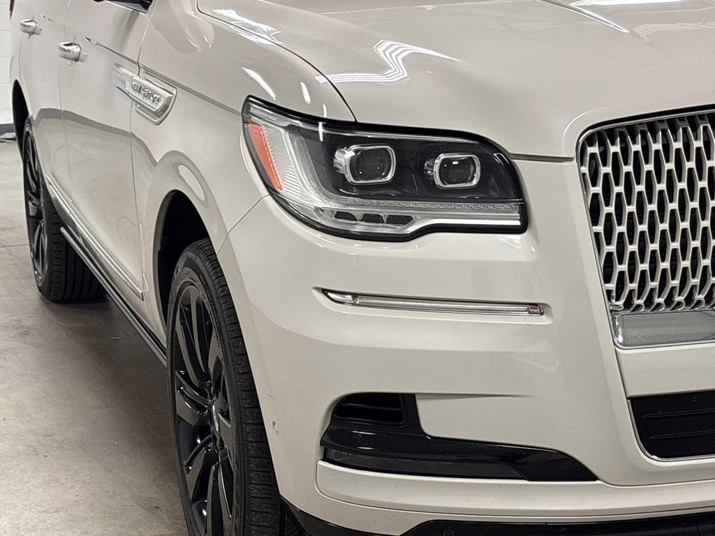 2022 Pearl Metallic Lincoln Navigator Reserve 4X4 SUV