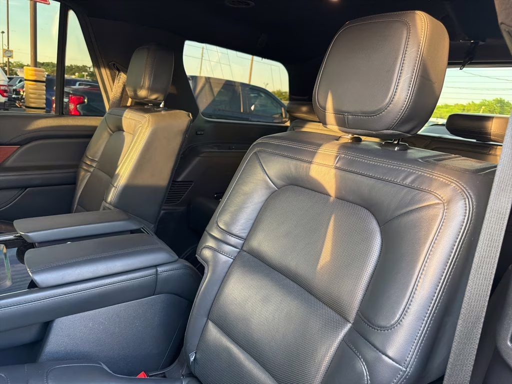 2022 Pearl Metallic Lincoln Navigator Reserve 4X4 SUV