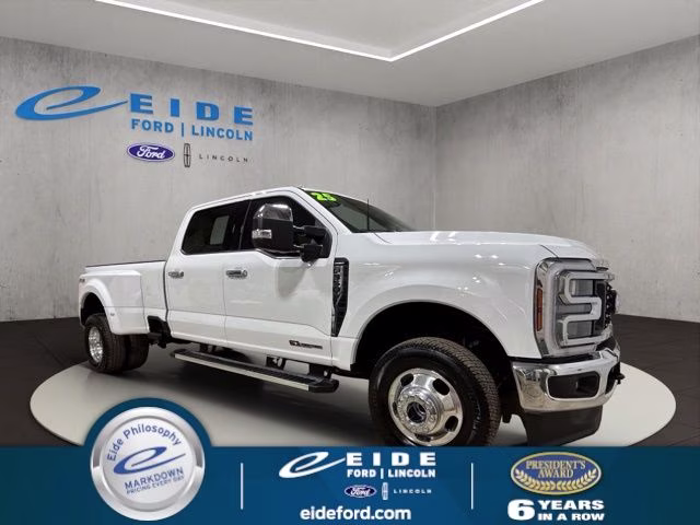 2025 Oxford White Ford Super Duty F-350 DRW Lariat 4X4 Truck