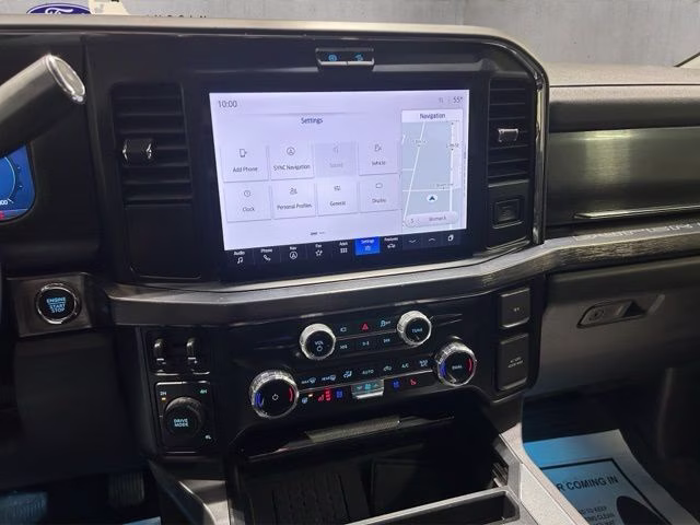 2025 Oxford White Ford Super Duty F-350 DRW Lariat 4X4 Truck