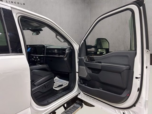 2025 Oxford White Ford Super Duty F-350 DRW Lariat 4X4 Truck