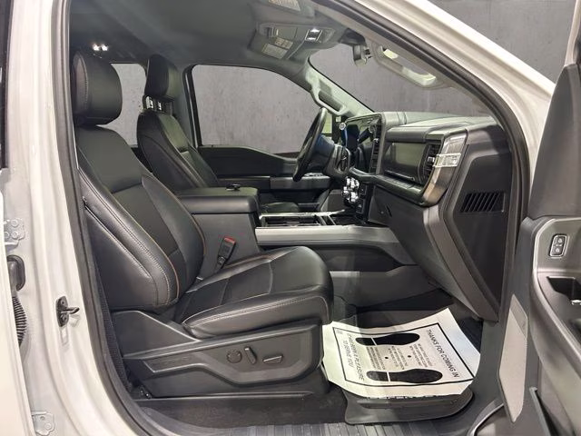 2025 Oxford White Ford Super Duty F-350 DRW Lariat 4X4 Truck