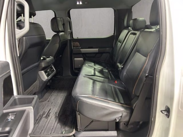 2025 Oxford White Ford Super Duty F-350 DRW Lariat 4X4 Truck