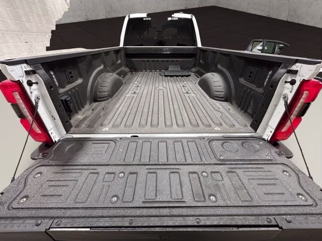2025 Oxford White Ford Super Duty F-350 DRW Lariat 4X4 Truck