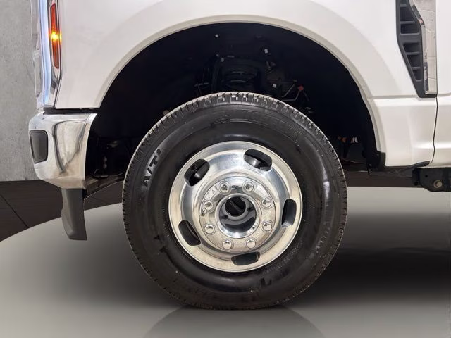 2025 Oxford White Ford Super Duty F-350 DRW Lariat 4X4 Truck