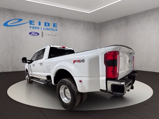 2025 Oxford White Ford Super Duty F-350 DRW Lariat 4X4 Truck