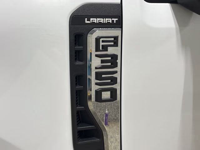 2025 Oxford White Ford Super Duty F-350 DRW Lariat 4X4 Truck