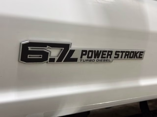 2025 Oxford White Ford Super Duty F-350 DRW Lariat 4X4 Truck