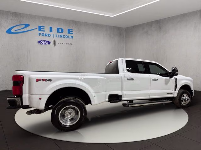 2025 Oxford White Ford Super Duty F-350 DRW Lariat 4X4 Truck