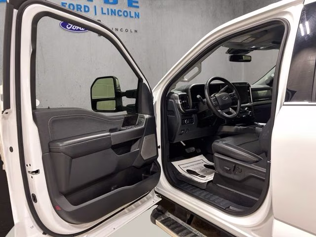 2025 Oxford White Ford Super Duty F-350 DRW Lariat 4X4 Truck