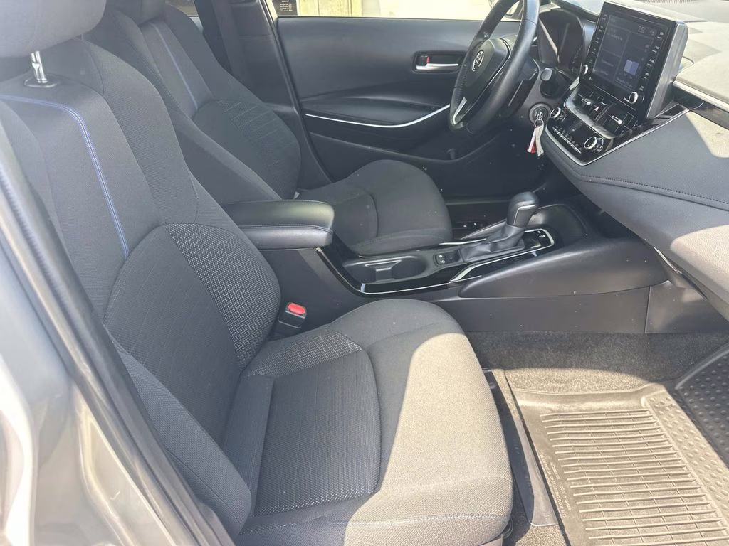 2022 Classic Silver Metallic Toyota Corolla SE FWD Sedan
