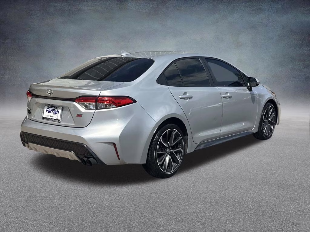 2022 Classic Silver Metallic Toyota Corolla SE FWD Sedan