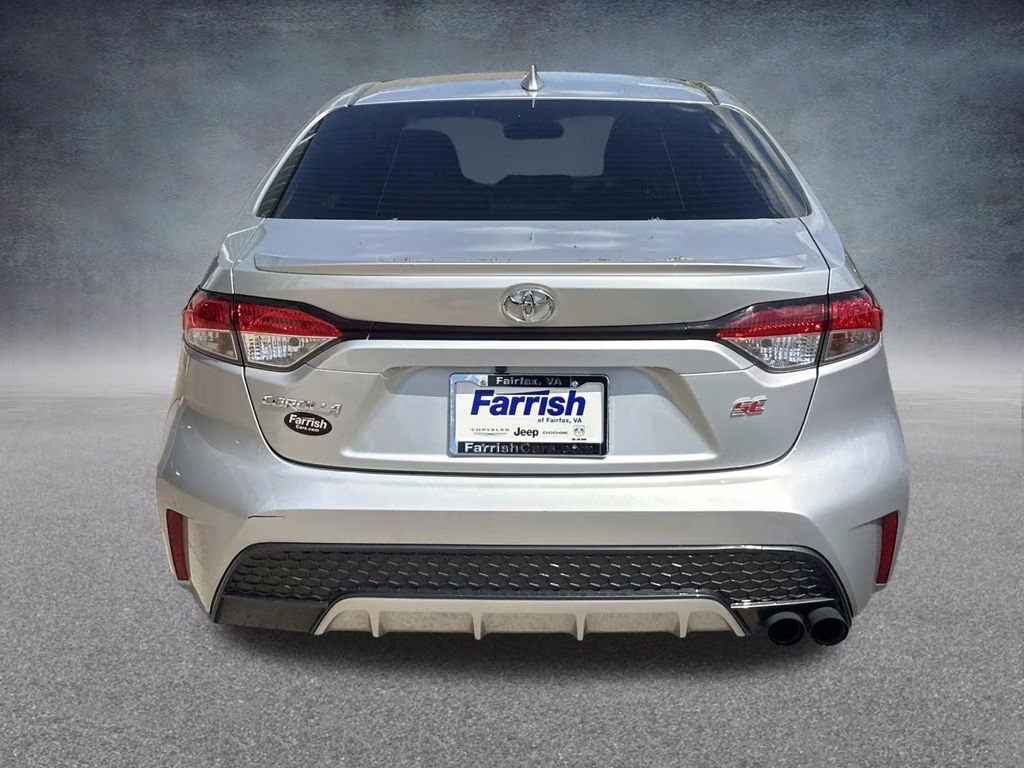 2022 Classic Silver Metallic Toyota Corolla SE FWD Sedan