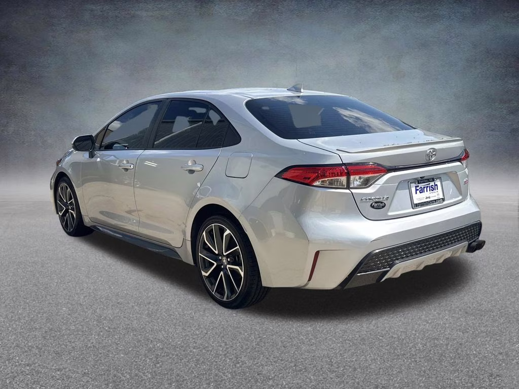 2022 Classic Silver Metallic Toyota Corolla SE FWD Sedan