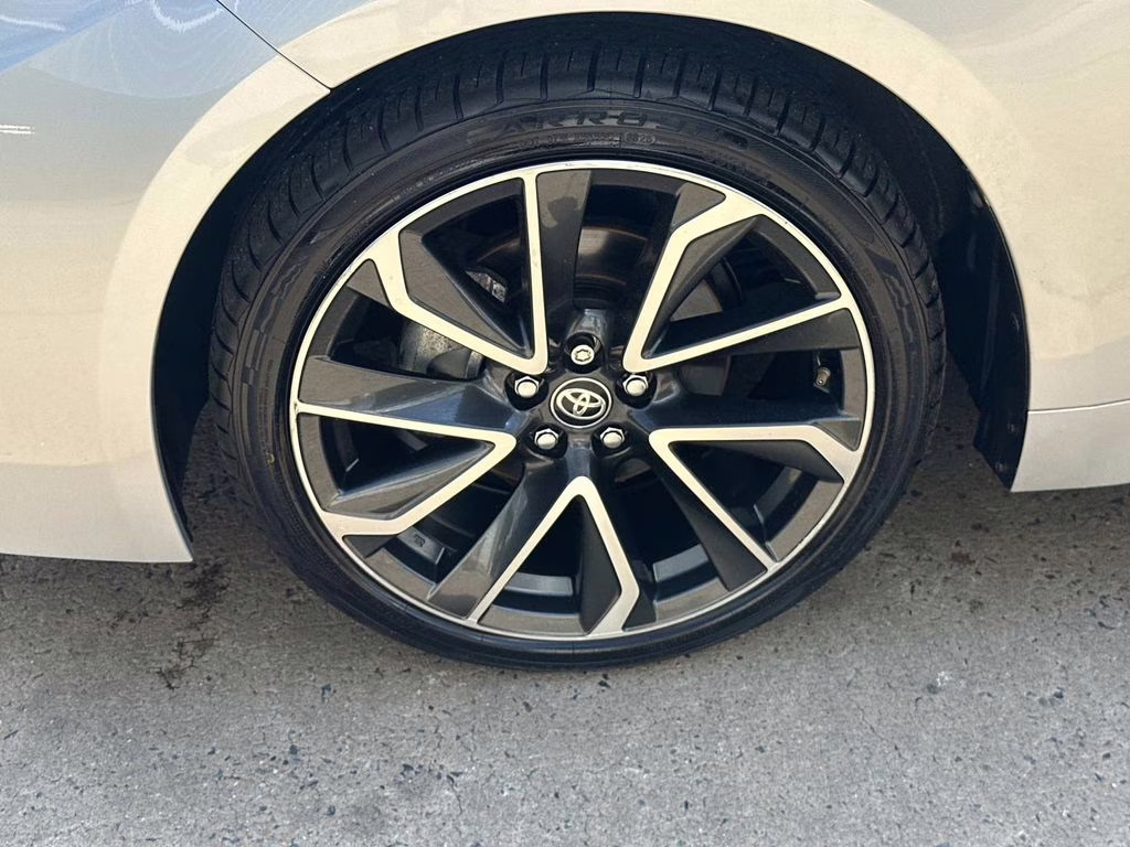 2022 Classic Silver Metallic Toyota Corolla SE FWD Sedan