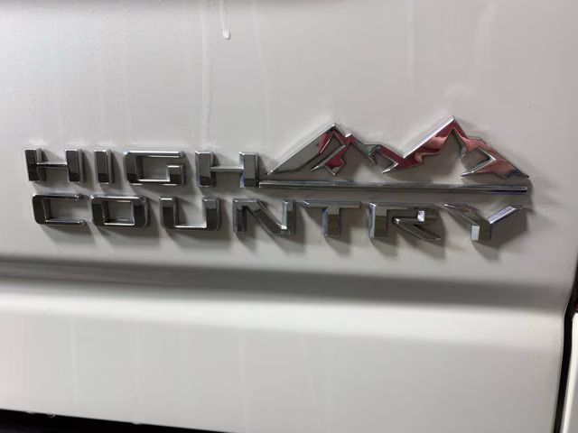 2023 Iridescent Pearl Tricoat Chevrolet Silverado 2500HD High Country 4X4 Truck
