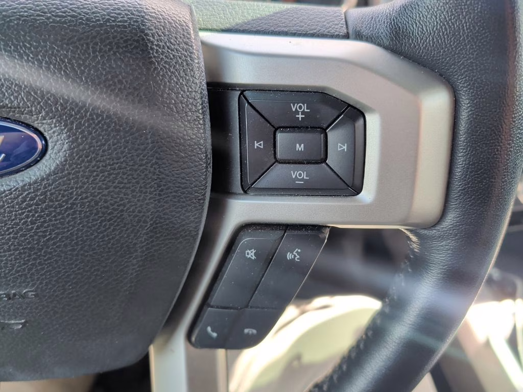 2022 White Metallic Ford Super Duty F-250 SRW Lariat 4X4 Truck