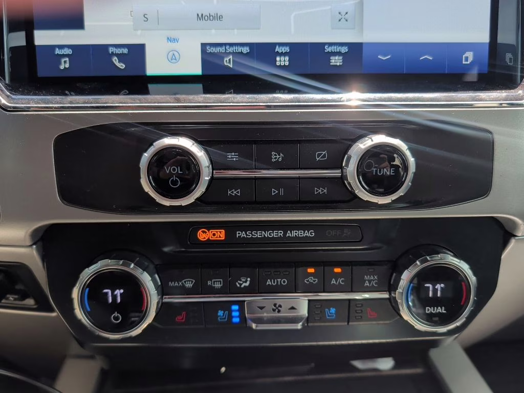 2022 White Metallic Ford Super Duty F-250 SRW Lariat 4X4 Truck